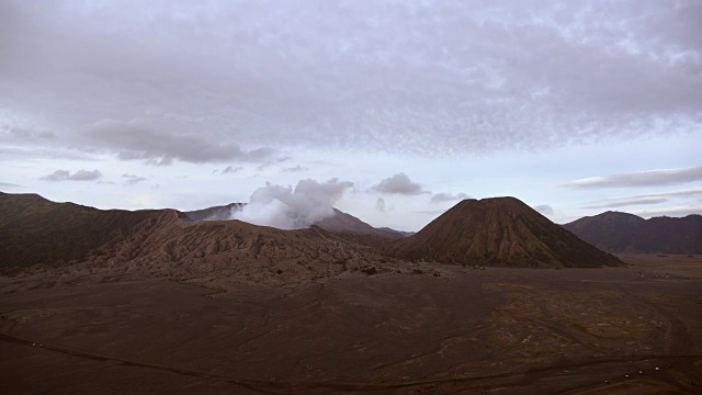 位于印度尼西亚爪哇的吸烟活火山布罗莫火山视频素材