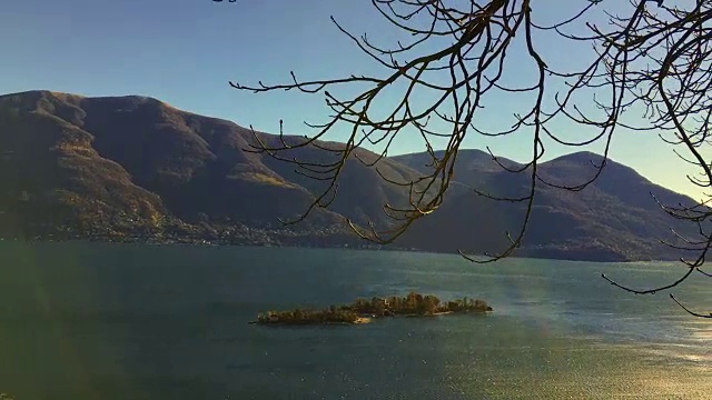 全景式高山湖泊与雪山和岛屿视频素材