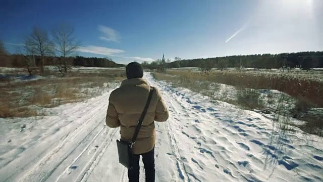 一个人走在乡下的雪地上视频素材