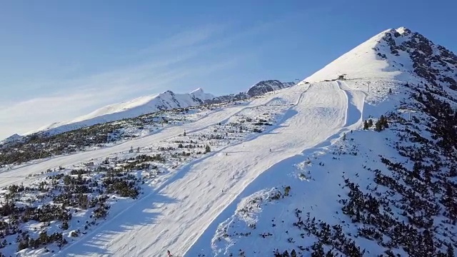 在高塔特拉斯山，斯洛伐克的滑雪者滑雪斜坡上的鸟瞰图。视频素材