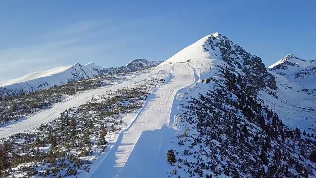 在高塔特拉斯山，斯洛伐克的滑雪者滑雪斜坡上的鸟瞰图。视频素材