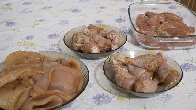 生调味肉鸡胸肉在餐桌上由妇女安排的菜肴视频素材