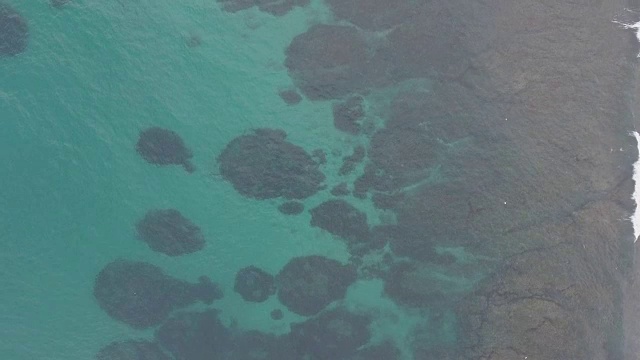 空中俯瞰海滩与海浪在巴厘岛视频素材