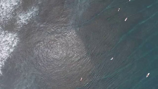 空中俯瞰冲浪区和海滩与海浪在巴厘岛视频素材