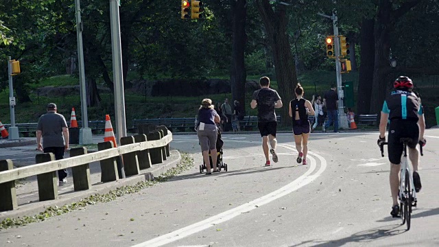 纽约曼哈顿中央公园的慢跑者和骑自行车者视频素材