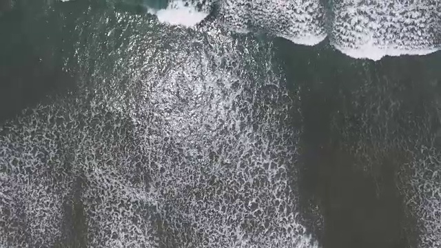 顶部鸟瞰图frop无人机热带异国海滩与火山沙在巴厘岛视频素材