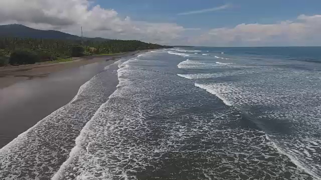 充满热带风情的海滩，火山沙，巴厘岛的蓝天白云视频素材