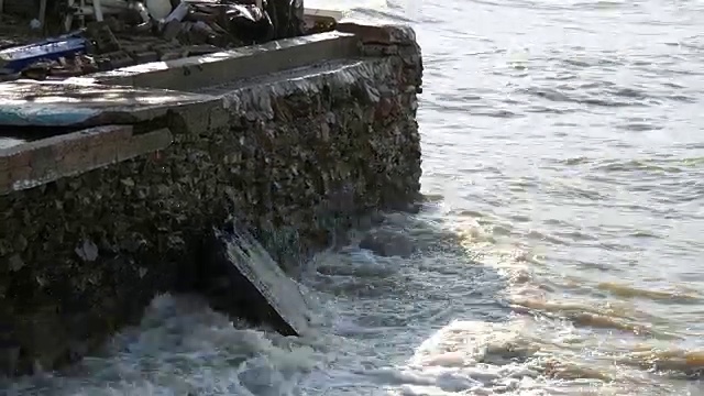 海浪拍打着多岩石的海岸。美丽的南海浪视频素材