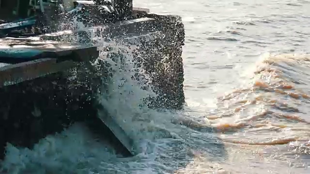 海浪拍打着多岩石的海岸。美丽的南海浪视频素材