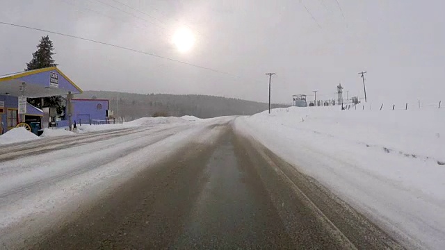 太阳穿过冬天的云燃烧北方积雪的道路视频素材