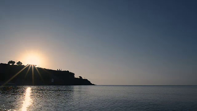 海面上的日落。美丽的日落在爱琴海，卡桑德拉半岛，哈尔基迪基，希腊。视频素材