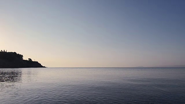 海面上的日落。美丽的日落在爱琴海，卡桑德拉半岛，哈尔基迪基，希腊。视频素材