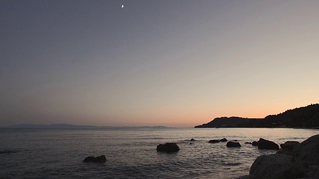 海面上的日落。美丽的日落在爱琴海，卡桑德拉半岛，哈尔基迪基，希腊。视频素材