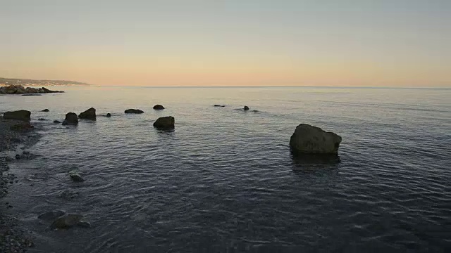 海面上的日落。美丽的日落在爱琴海，卡桑德拉半岛，哈尔基迪基，希腊。视频素材