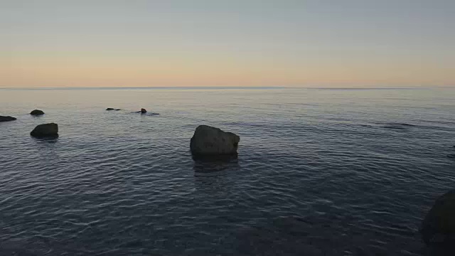 海面上的日落。美丽的日落在爱琴海，卡桑德拉半岛，哈尔基迪基，希腊。视频素材