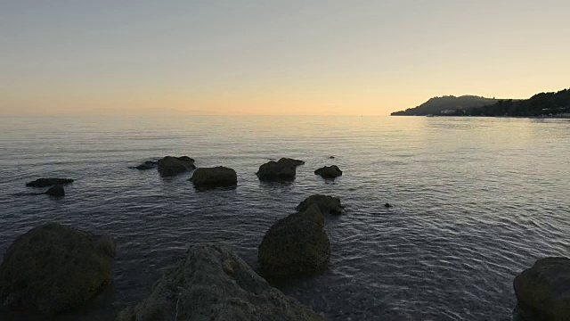 海面上的日落。美丽的日落在爱琴海，卡桑德拉半岛，哈尔基迪基，希腊。视频素材