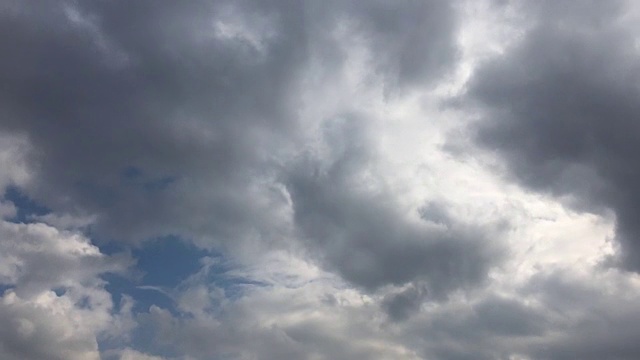 美丽的暴风雨天空与云的背景。黑暗的天空与乌云天气自然云风暴。蓝色的天空。云。乌云密布，阳光灿烂。4 k。视频素材