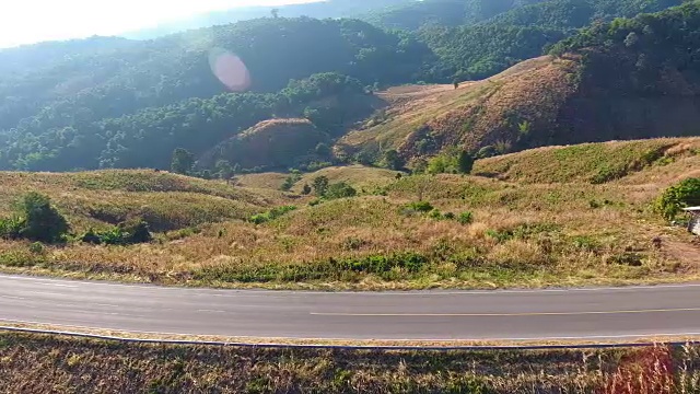 鸟瞰图公路上的山口。视频素材