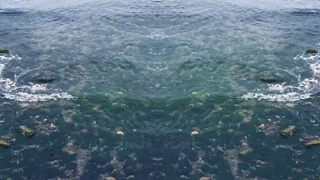 海浪拍打着海滩视频素材