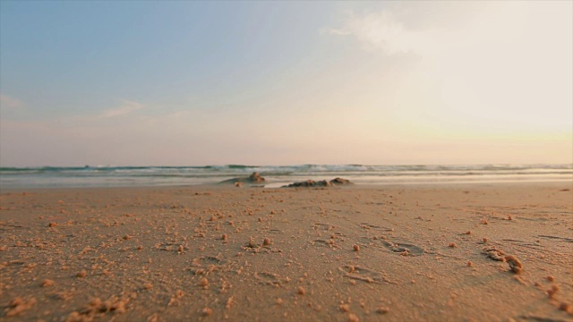 沙滩与海浪海岸黄昏日落黄昏的气氛视频素材