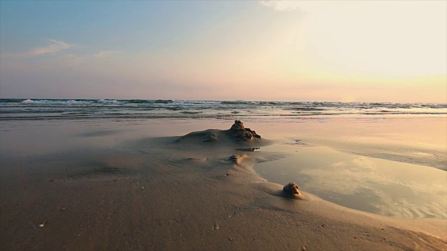 沙滩与海浪海岸黄昏日落黄昏的气氛视频素材