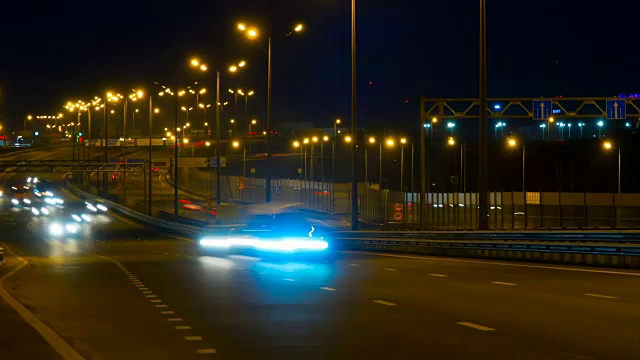 公路交通车辆在夜间时间流逝。汽车在桥上行驶的晚上时间流逝。4 k UHD。间隔拍摄。视频素材