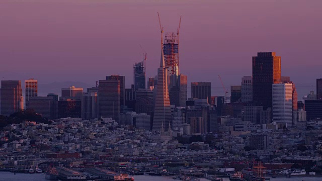 日落时旧金山市中心的鸟瞰图视频素材