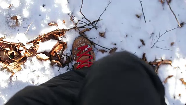 踏在山上的雪里视频素材