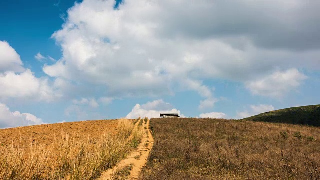 小山上的小屋。视频素材