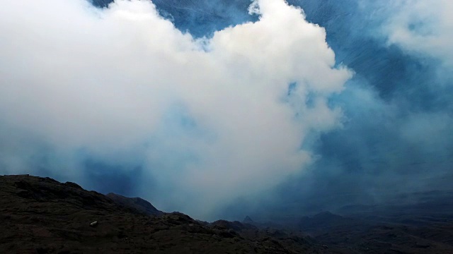 在印度尼西亚爪哇岛的布罗莫火山的火山口边缘视频素材