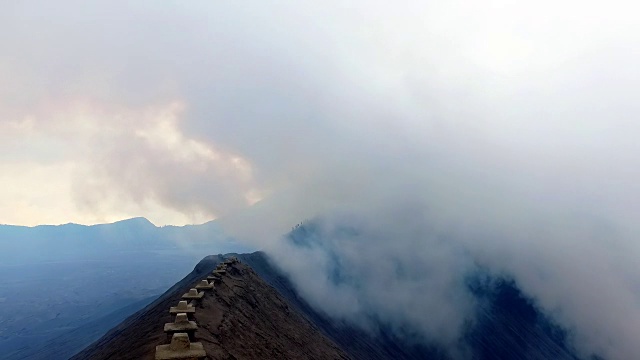 在印度尼西亚爪哇岛的布罗莫火山的火山口边缘视频素材