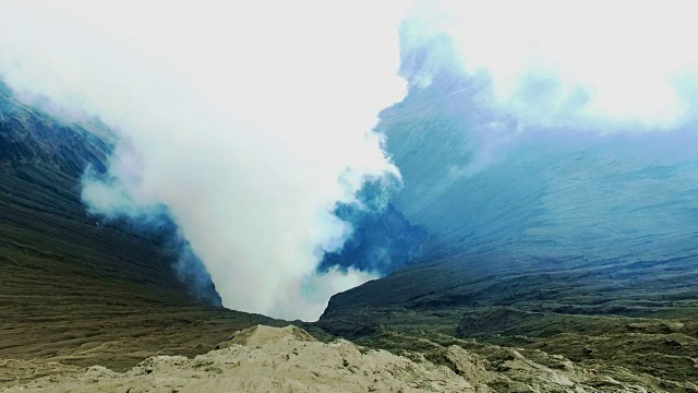 在印度尼西亚爪哇岛的布罗莫火山的火山口边缘视频素材