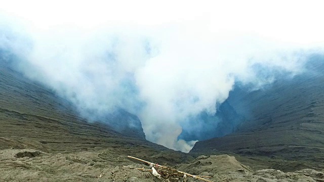 在印度尼西亚爪哇岛的布罗莫火山的火山口边缘视频素材