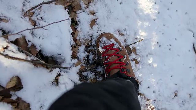 踏在山上的雪里视频素材