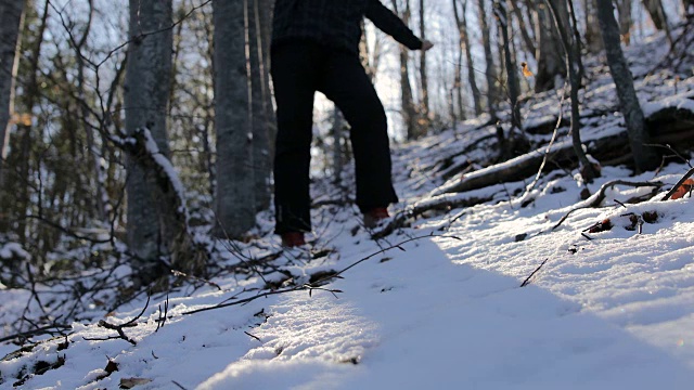 踏在山上的雪里。迷失在森林里视频素材