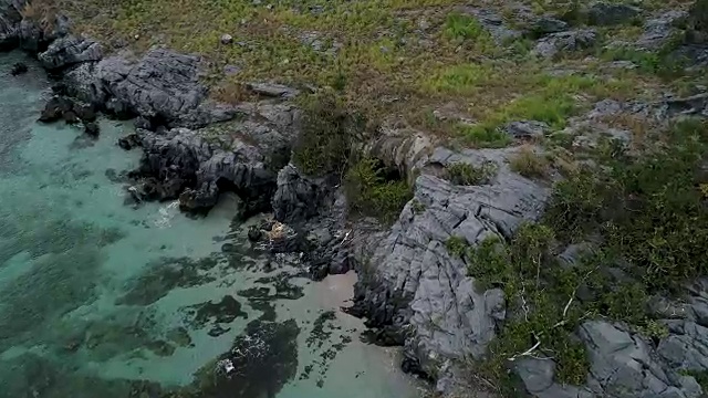 4K海滩与岩石美丽的岛屿在俯视图，海景摄影多莉相机由无人机。视频素材