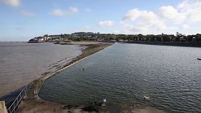 英国萨默塞特郡克利夫登海滨和露天游泳池视频素材