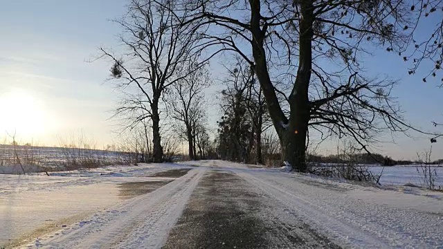 清晨，风和雪在一条荒芜的道路上视频素材