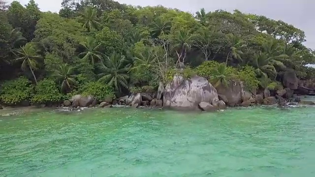 飞越马埃海岸视频素材