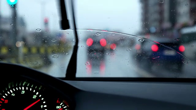 在雨中开车视频素材