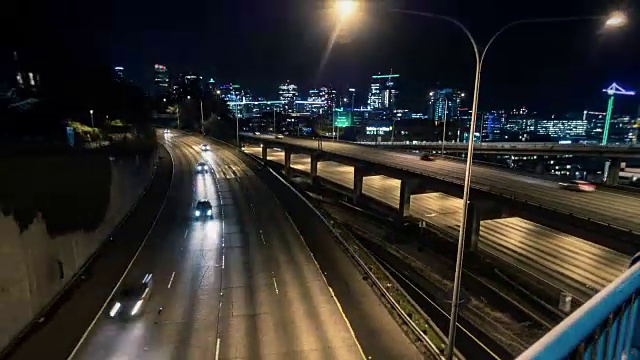 西雅图高速公路的夜间城市景观的Hyperlapse效应视频素材