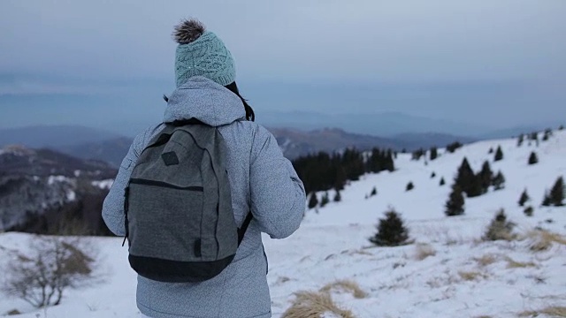 背着背包在山上徒步旅行的女人视频素材