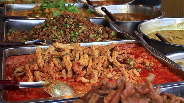 街头小吃:小贩在泰国夜市准备并出售食物视频素材