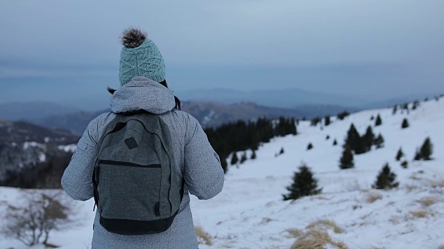 背着背包在山上徒步旅行的女人视频素材