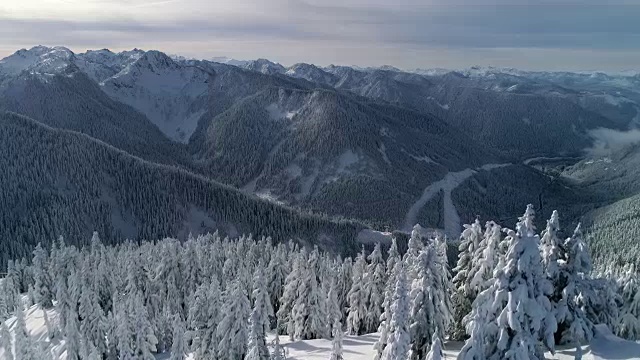 空中浮动雪覆盖的山顶山脉背景视图视频素材