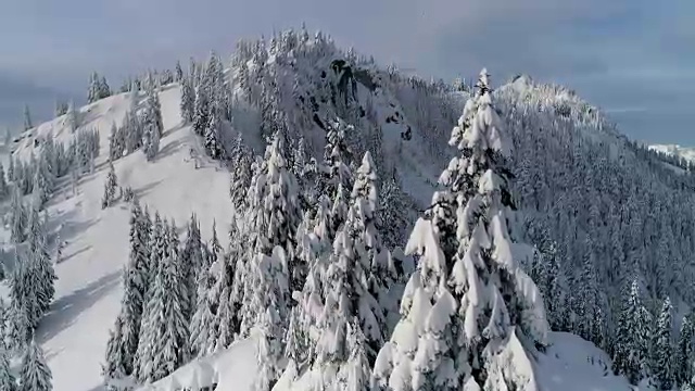 野地粉雪无人机飞上山崖视频素材