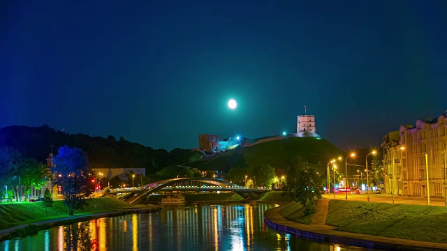 夜晚的维尔纽斯，吉迪米纳斯塔，尼里斯河和上升的月亮延时视频素材