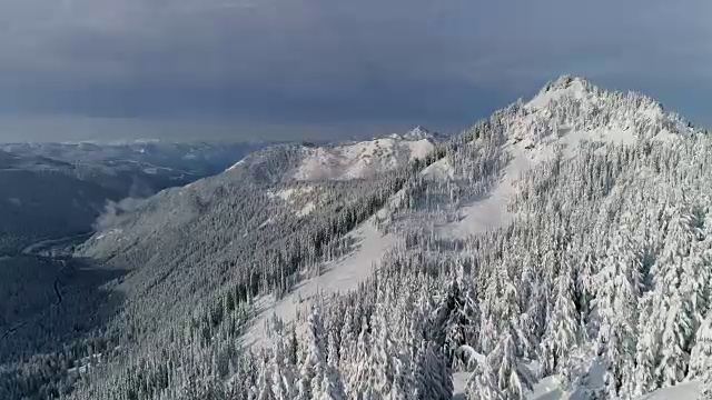 徒步旅行路线在新鲜的边远地区粉末雪在山顶空中视频素材