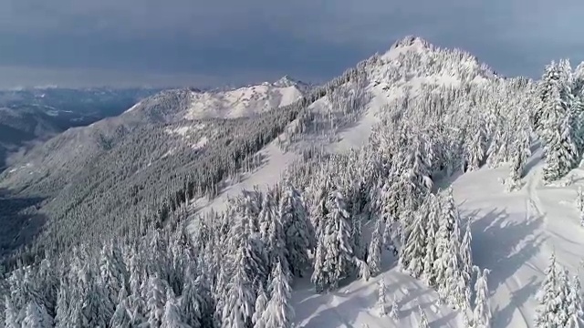 飞越雪山森林山脊在史诗冬季无人机射击视频素材