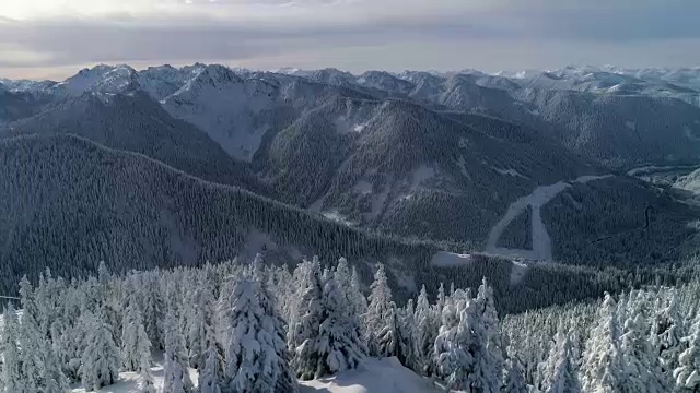 雪山山顶航拍带公路，为风景优美的自然之旅视频素材